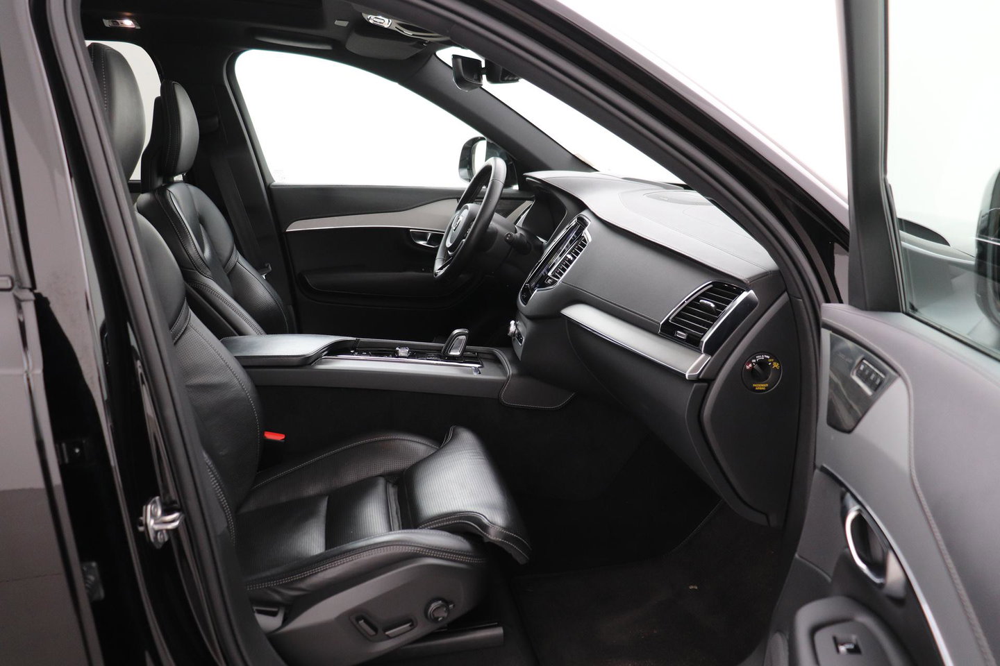Volvo XC90 T8 Recharge R-Design | Luchtvering | Harman/Kardon | Stoelventilatie | Trekhaak | 22 inch
