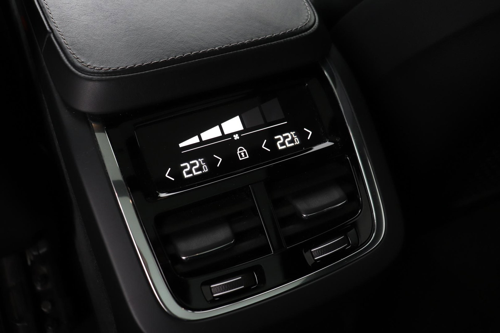 Volvo XC90 T8 Recharge R-Design | Luchtvering | Harman/Kardon | Stoelventilatie | Trekhaak | 22 inch