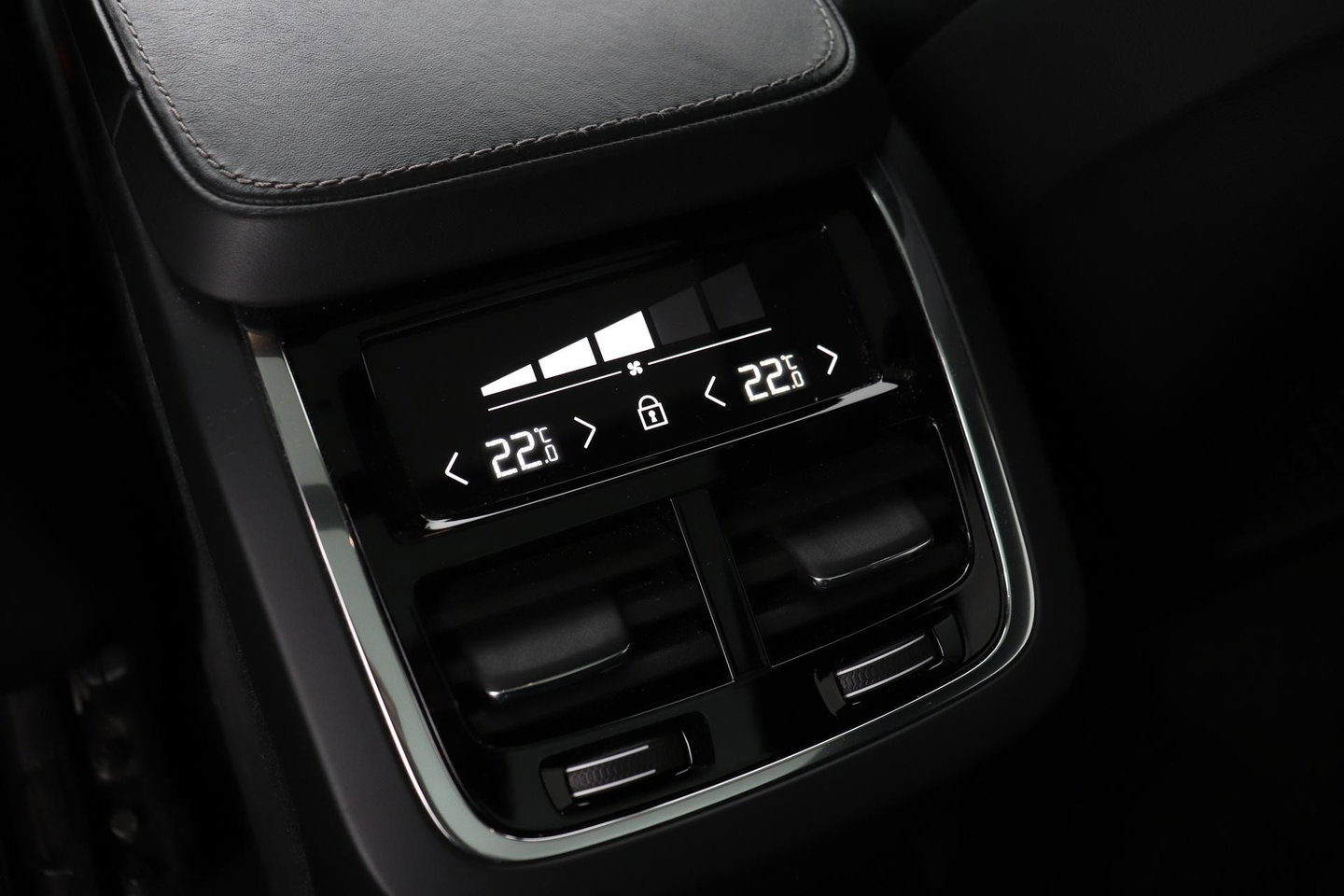 Volvo XC90 T8 Recharge R-Design | Luchtvering | Harman/Kardon | Stoelventilatie | Trekhaak | 22 inch