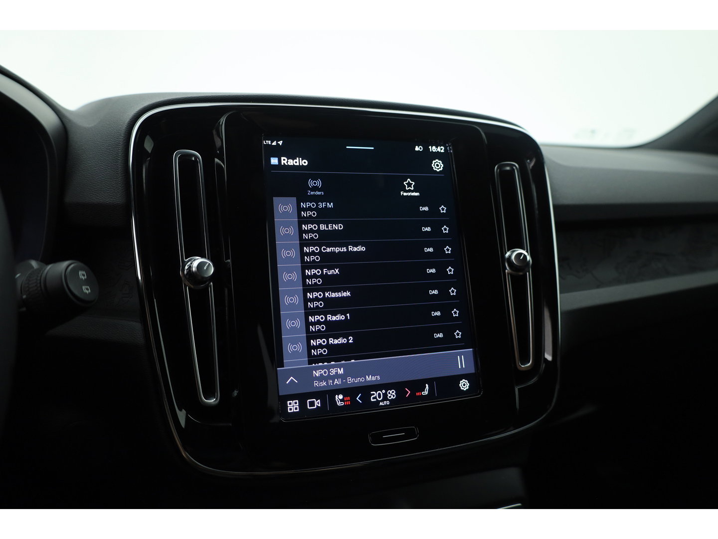 Volvo XC40 Single Motor Extended Range Plus 82 kWh | Rijklaar! | Dig. Cockpit | Bliss | Pilot Assist | Stuur- Stoelverw. | Camera+PDC | Google | App.Connect | Elek. Klep | Led | LM V
