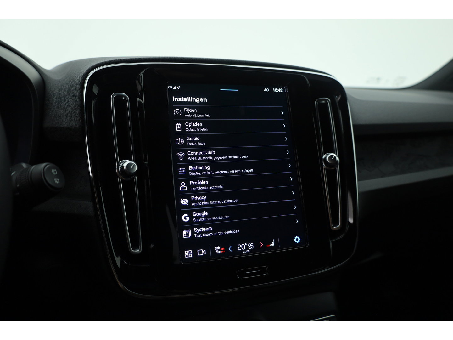 Volvo XC40 Single Motor Extended Range Plus 82 kWh | Rijklaar! | Dig. Cockpit | Bliss | Pilot Assist | Stuur- Stoelverw. | Camera+PDC | Google | App.Connect | Elek. Klep | Led | LM V
