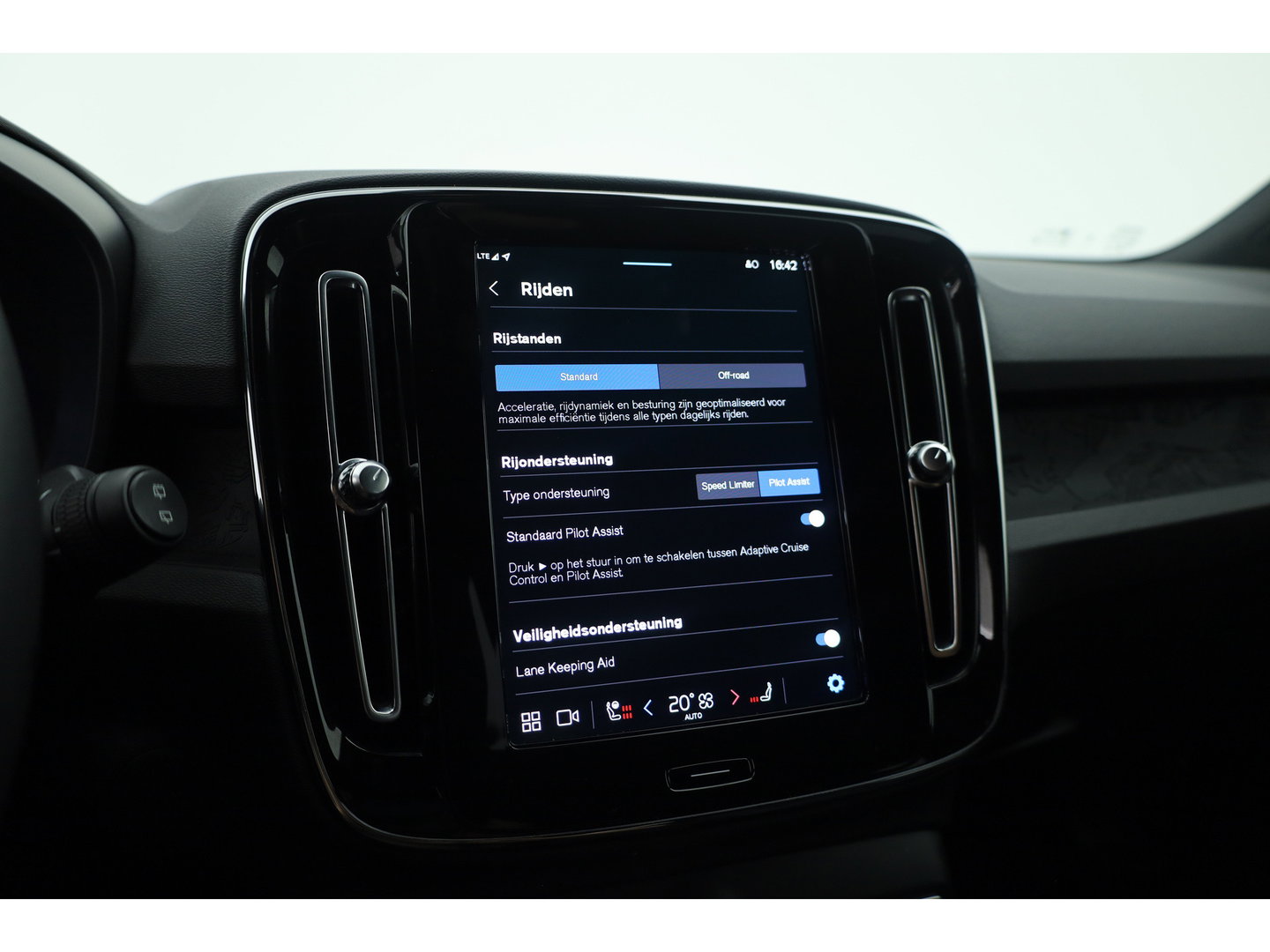 Volvo XC40 Single Motor Extended Range Plus 82 kWh | Rijklaar! | Dig. Cockpit | Bliss | Pilot Assist | Stuur- Stoelverw. | Camera+PDC | Google | App.Connect | Elek. Klep | Led | LM V