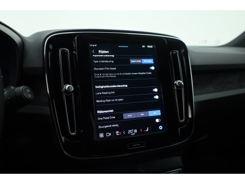 Volvo XC40 Single Motor Extended Range Plus 82 kWh | Rijklaar! | Dig. Cockpit | Bliss | Pilot Assist | Stuur- Stoelverw. | Camera+PDC | Google | App.Connect | Elek. Klep | Led | LM V