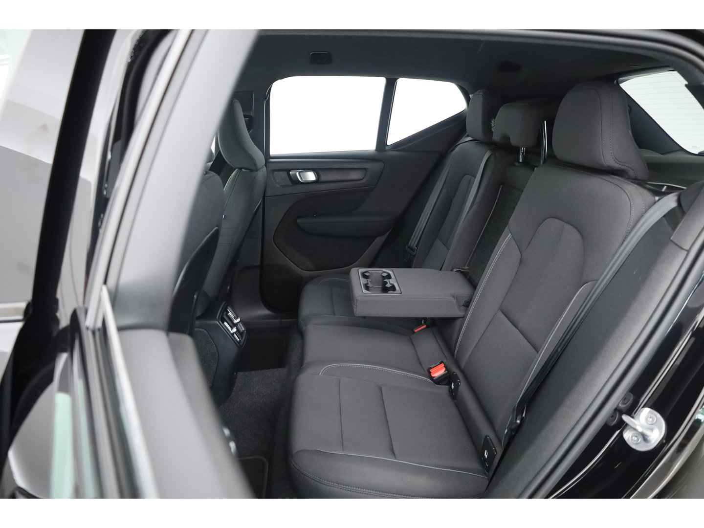 Volvo XC40 Single Motor Extended Range Plus 82 kWh | Rijklaar! | Dig. Cockpit | Bliss | Pilot Assist | Stuur- Stoelverw. | Camera+PDC | Google | App.Connect | Elek. Klep | Led | LM V