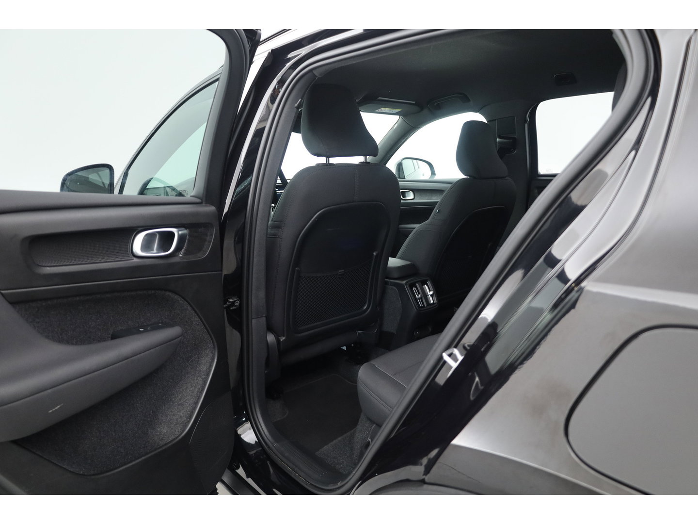 Volvo XC40 Single Motor Extended Range Plus 82 kWh | Rijklaar! | Dig. Cockpit | Bliss | Pilot Assist | Stuur- Stoelverw. | Camera+PDC | Google | App.Connect | Elek. Klep | Led | LM V