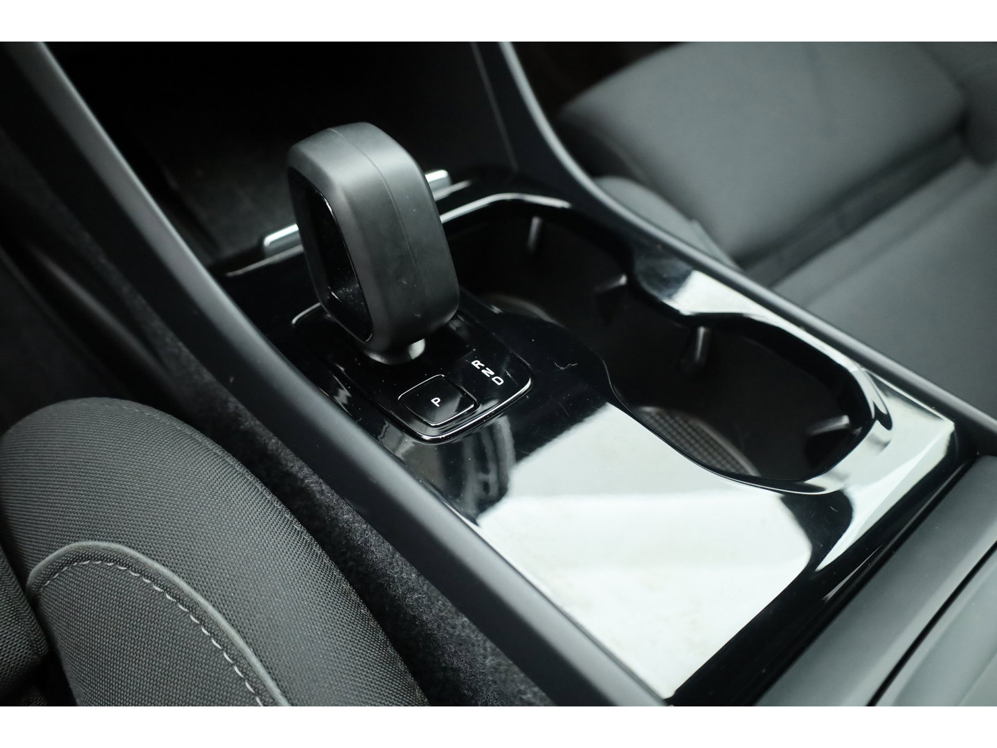 Volvo XC40 Single Motor Extended Range Plus 82 kWh | Rijklaar! | Dig. Cockpit | Bliss | Pilot Assist | Stuur- Stoelverw. | Camera+PDC | Google | App.Connect | Elek. Klep | Led | LM V