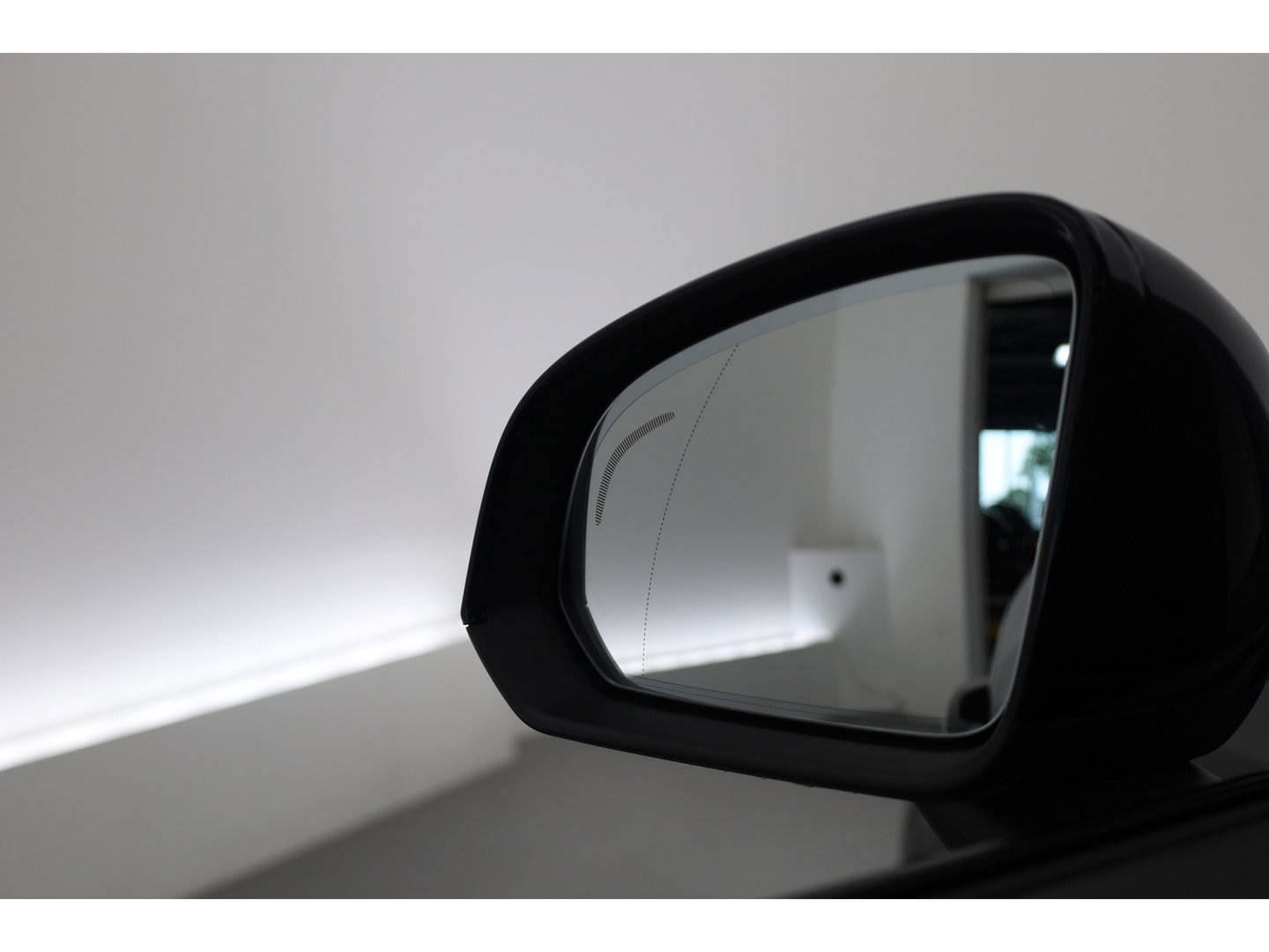 Volvo XC40 Single Motor Extended Range Plus 82 kWh | Rijklaar! | Dig. Cockpit | Bliss | Pilot Assist | Stuur- Stoelverw. | Camera+PDC | Google | App.Connect | Elek. Klep | Led | LM V