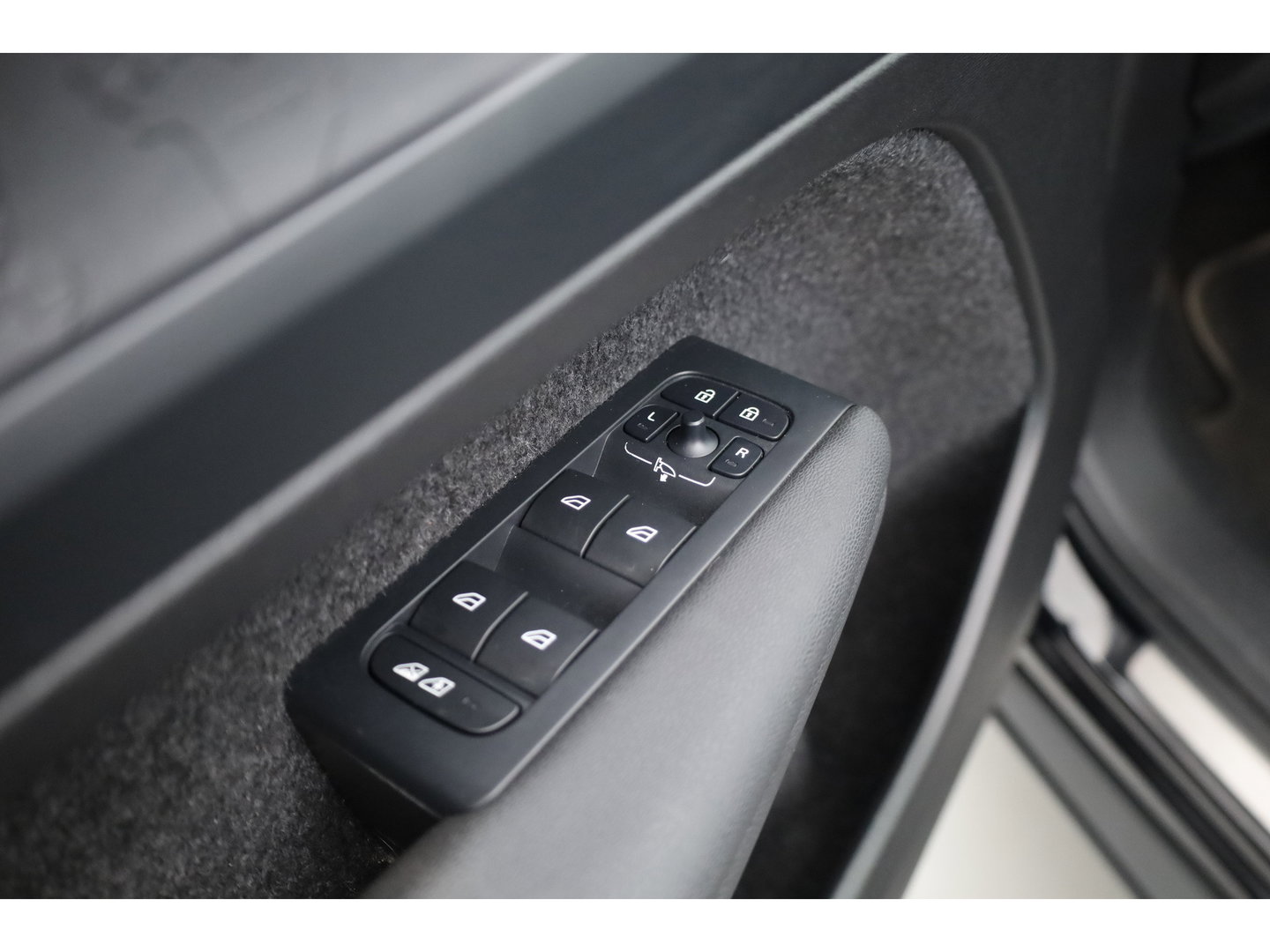 Volvo XC40 Single Motor Extended Range Plus 82 kWh | Rijklaar! | Dig. Cockpit | Bliss | Pilot Assist | Stuur- Stoelverw. | Camera+PDC | Google | App.Connect | Elek. Klep | Led | LM V