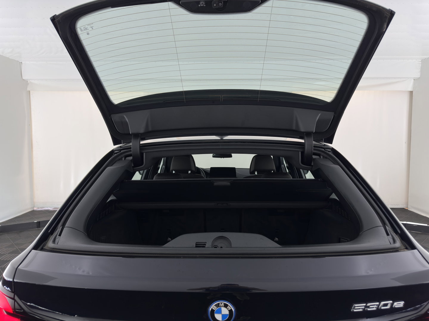 BMW 5 Serie Touring 530e Business Edition Plus M-Sportpack (Plug-in) (INCL.BTW) *HEAD-UP | LEATHER | LASER-LED | ADAPTIVE-CRUISE | BLIND-SPOT | MEMORY-PACK | DIGI-COCKPIT | HIFI-SOUND | CAMERA | NAVI-FULLMAP | PRIVACY-GLASS | SHIFT-PADDLES | AMBIENT-LIGHT | 18