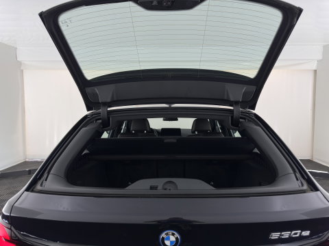 BMW 5 Serie Touring 530e Business Edition Plus M-Sportpack (Plug-in) (INCL.BTW) *HEAD-UP | LEATHER | LASER-LED | ADAPTIVE-CRUISE | BLIND-SPOT | MEMORY-PACK | DIGI-COCKPIT | HIFI-SOUND | CAMERA | NAVI-FULLMAP | PRIVACY-GLASS | SHIFT-PADDLES | AMBIENT-LIGHT | 18