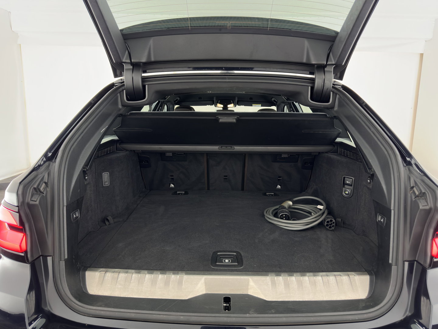 BMW 5 Serie Touring 530e Business Edition Plus M-Sportpack (Plug-in) (INCL.BTW) *HEAD-UP | LEATHER | LASER-LED | ADAPTIVE-CRUISE | BLIND-SPOT | MEMORY-PACK | DIGI-COCKPIT | HIFI-SOUND | CAMERA | NAVI-FULLMAP | PRIVACY-GLASS | SHIFT-PADDLES | AMBIENT-LIGHT | 18