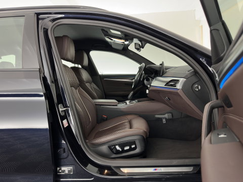 BMW 5 Serie Touring 530e Business Edition Plus M-Sportpack (Plug-in) (INCL.BTW) *HEAD-UP | LEATHER | LASER-LED | ADAPTIVE-CRUISE | BLIND-SPOT | MEMORY-PACK | DIGI-COCKPIT | HIFI-SOUND | CAMERA | NAVI-FULLMAP | PRIVACY-GLASS | SHIFT-PADDLES | AMBIENT-LIGHT | 18