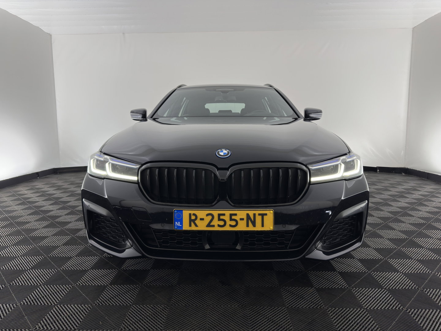 BMW 5 Serie Touring 530e Business Edition Plus M-Sportpack (Plug-in) (INCL.BTW) *HEAD-UP | LEATHER | LASER-LED | ADAPTIVE-CRUISE | BLIND-SPOT | MEMORY-PACK | DIGI-COCKPIT | HIFI-SOUND | CAMERA | NAVI-FULLMAP | PRIVACY-GLASS | SHIFT-PADDLES | AMBIENT-LIGHT | 18