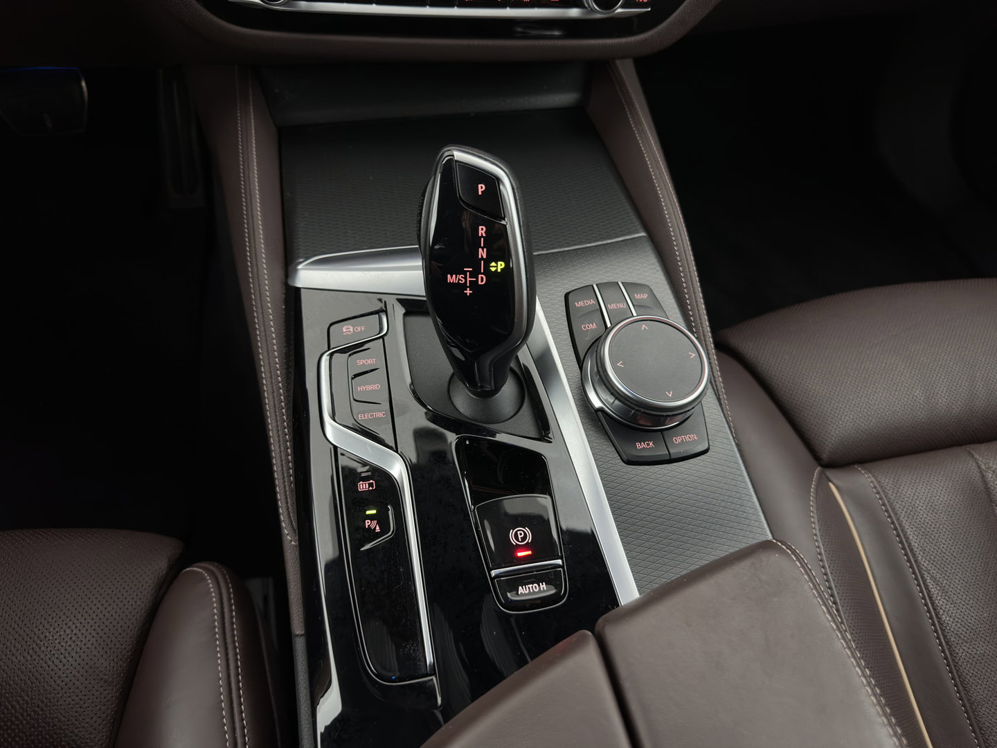 BMW 5 Serie Touring 530e Business Edition Plus M-Sportpack (Plug-in) (INCL.BTW) *HEAD-UP | LEATHER | LASER-LED | ADAPTIVE-CRUISE | BLIND-SPOT | MEMORY-PACK | DIGI-COCKPIT | HIFI-SOUND | CAMERA | NAVI-FULLMAP | PRIVACY-GLASS | SHIFT-PADDLES | AMBIENT-LIGHT | 18