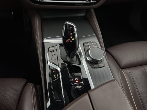 BMW 5 Serie Touring 530e Business Edition Plus M-Sportpack (Plug-in) (INCL.BTW) *HEAD-UP | LEATHER | LASER-LED | ADAPTIVE-CRUISE | BLIND-SPOT | MEMORY-PACK | DIGI-COCKPIT | HIFI-SOUND | CAMERA | NAVI-FULLMAP | PRIVACY-GLASS | SHIFT-PADDLES | AMBIENT-LIGHT | 18