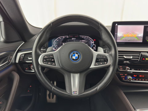 BMW 5 Serie Touring 530e Business Edition Plus M-Sportpack (Plug-in) (INCL.BTW) *HEAD-UP | LEATHER | LASER-LED | ADAPTIVE-CRUISE | BLIND-SPOT | MEMORY-PACK | DIGI-COCKPIT | HIFI-SOUND | CAMERA | NAVI-FULLMAP | PRIVACY-GLASS | SHIFT-PADDLES | AMBIENT-LIGHT | 18