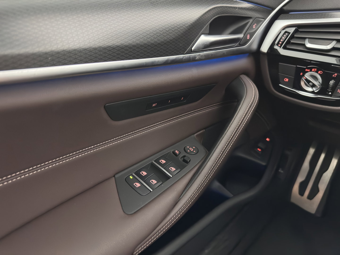BMW 5 Serie Touring 530e Business Edition Plus M-Sportpack (Plug-in) (INCL.BTW) *HEAD-UP | LEATHER | LASER-LED | ADAPTIVE-CRUISE | BLIND-SPOT | MEMORY-PACK | DIGI-COCKPIT | HIFI-SOUND | CAMERA | NAVI-FULLMAP | PRIVACY-GLASS | SHIFT-PADDLES | AMBIENT-LIGHT | 18