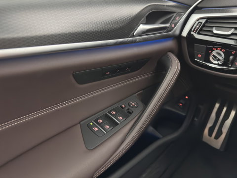 BMW 5 Serie Touring 530e Business Edition Plus M-Sportpack (Plug-in) (INCL.BTW) *HEAD-UP | LEATHER | LASER-LED | ADAPTIVE-CRUISE | BLIND-SPOT | MEMORY-PACK | DIGI-COCKPIT | HIFI-SOUND | CAMERA | NAVI-FULLMAP | PRIVACY-GLASS | SHIFT-PADDLES | AMBIENT-LIGHT | 18