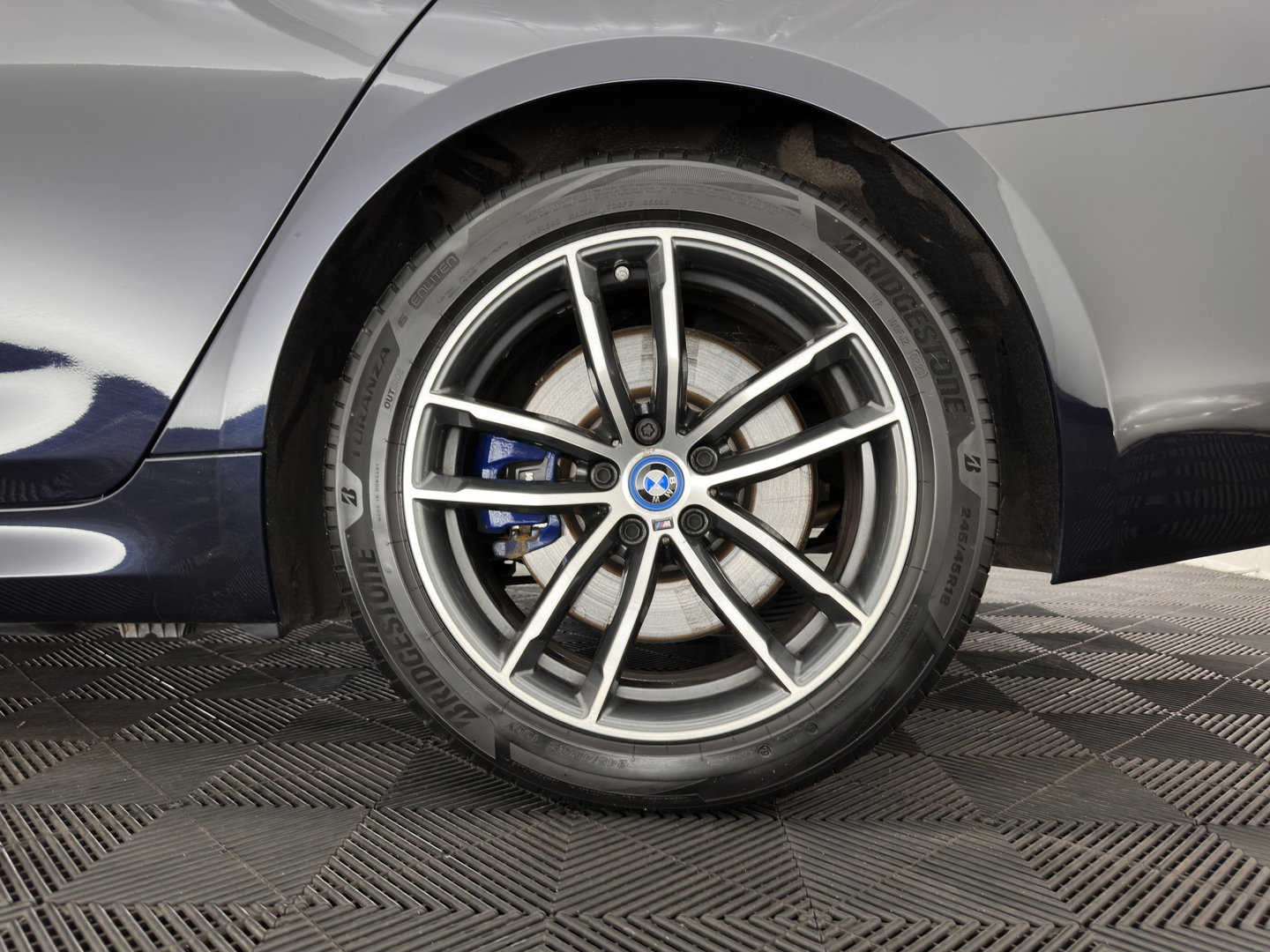 BMW 5 Serie Touring 530e Business Edition Plus M-Sportpack (Plug-in) (INCL.BTW) *HEAD-UP | LEATHER | LASER-LED | ADAPTIVE-CRUISE | BLIND-SPOT | MEMORY-PACK | DIGI-COCKPIT | HIFI-SOUND | CAMERA | NAVI-FULLMAP | PRIVACY-GLASS | SHIFT-PADDLES | AMBIENT-LIGHT | 18