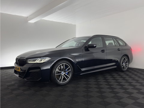 BMW 5 Serie Touring 530e Business Edition Plus M-Sportpack (Plug-in) (INCL.BTW) *HEAD-UP | LEATHER | LASER-LED | ADAPTIVE-CRUISE | BLIND-SPOT | MEMORY-PACK | DIGI-COCKPIT | HIFI-SOUND | CAMERA | NAVI-FULLMAP | PRIVACY-GLASS | SHIFT-PADDLES | AMBIENT-LIGHT | 18