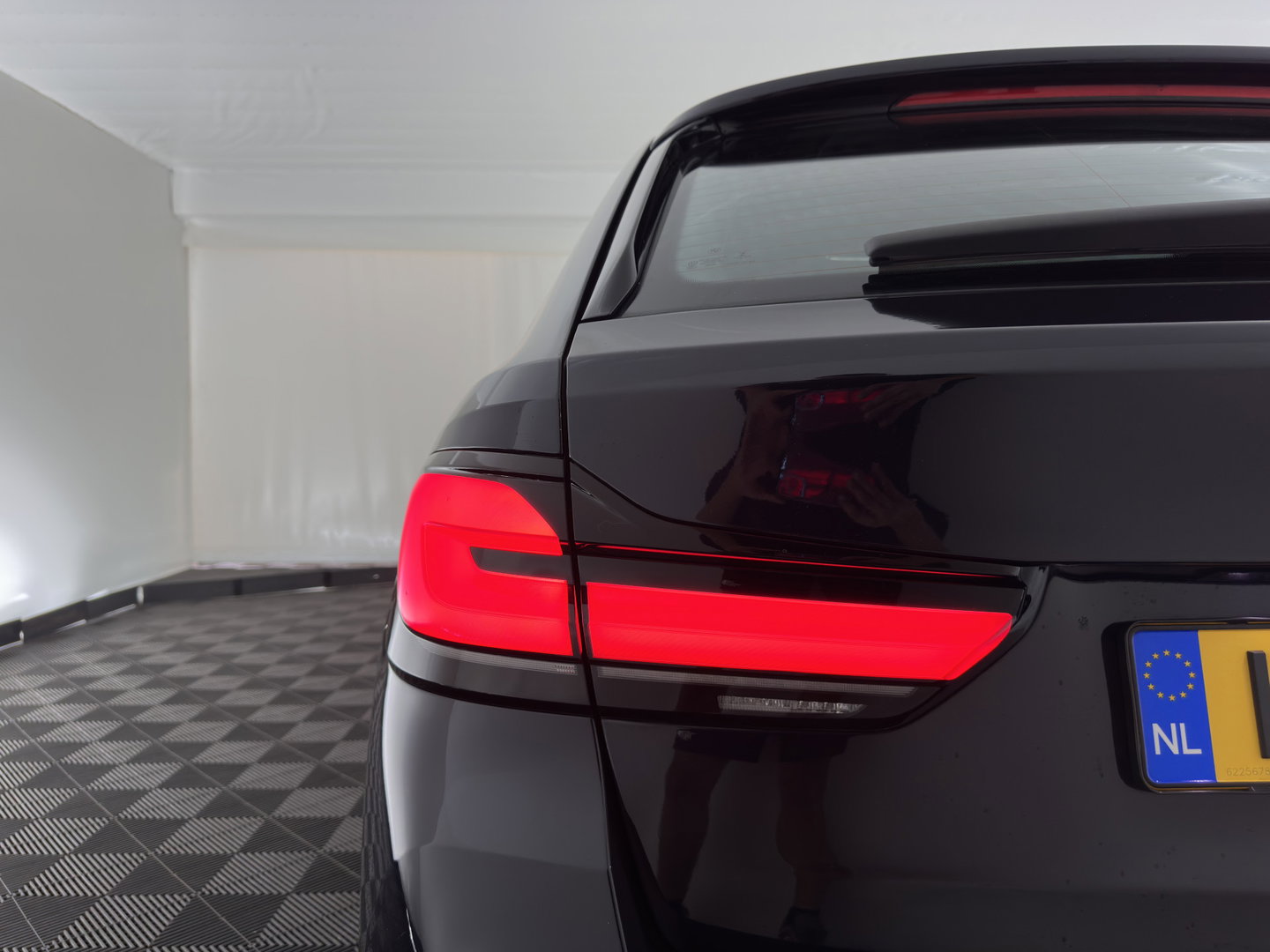 BMW 5 Serie Touring 530e Business Edition Plus M-Sportpack (Plug-in) (INCL.BTW) *HEAD-UP | LEATHER | LASER-LED | ADAPTIVE-CRUISE | BLIND-SPOT | MEMORY-PACK | DIGI-COCKPIT | HIFI-SOUND | CAMERA | NAVI-FULLMAP | PRIVACY-GLASS | SHIFT-PADDLES | AMBIENT-LIGHT | 18