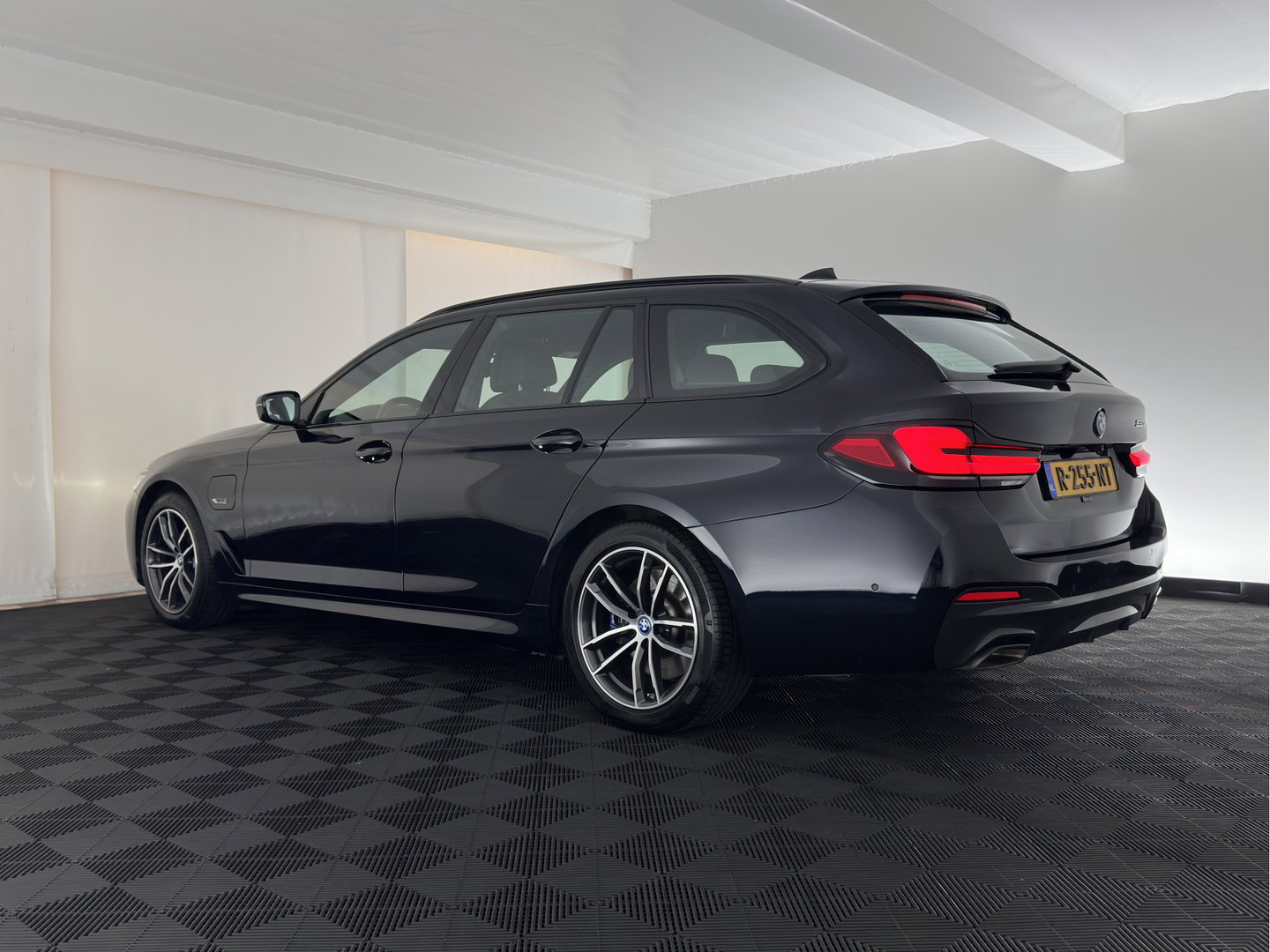 BMW 5 Serie Touring 530e Business Edition Plus M-Sportpack (Plug-in) (INCL.BTW) *HEAD-UP | LEATHER | LASER-LED | ADAPTIVE-CRUISE | BLIND-SPOT | MEMORY-PACK | DIGI-COCKPIT | HIFI-SOUND | CAMERA | NAVI-FULLMAP | PRIVACY-GLASS | SHIFT-PADDLES | AMBIENT-LIGHT | 18