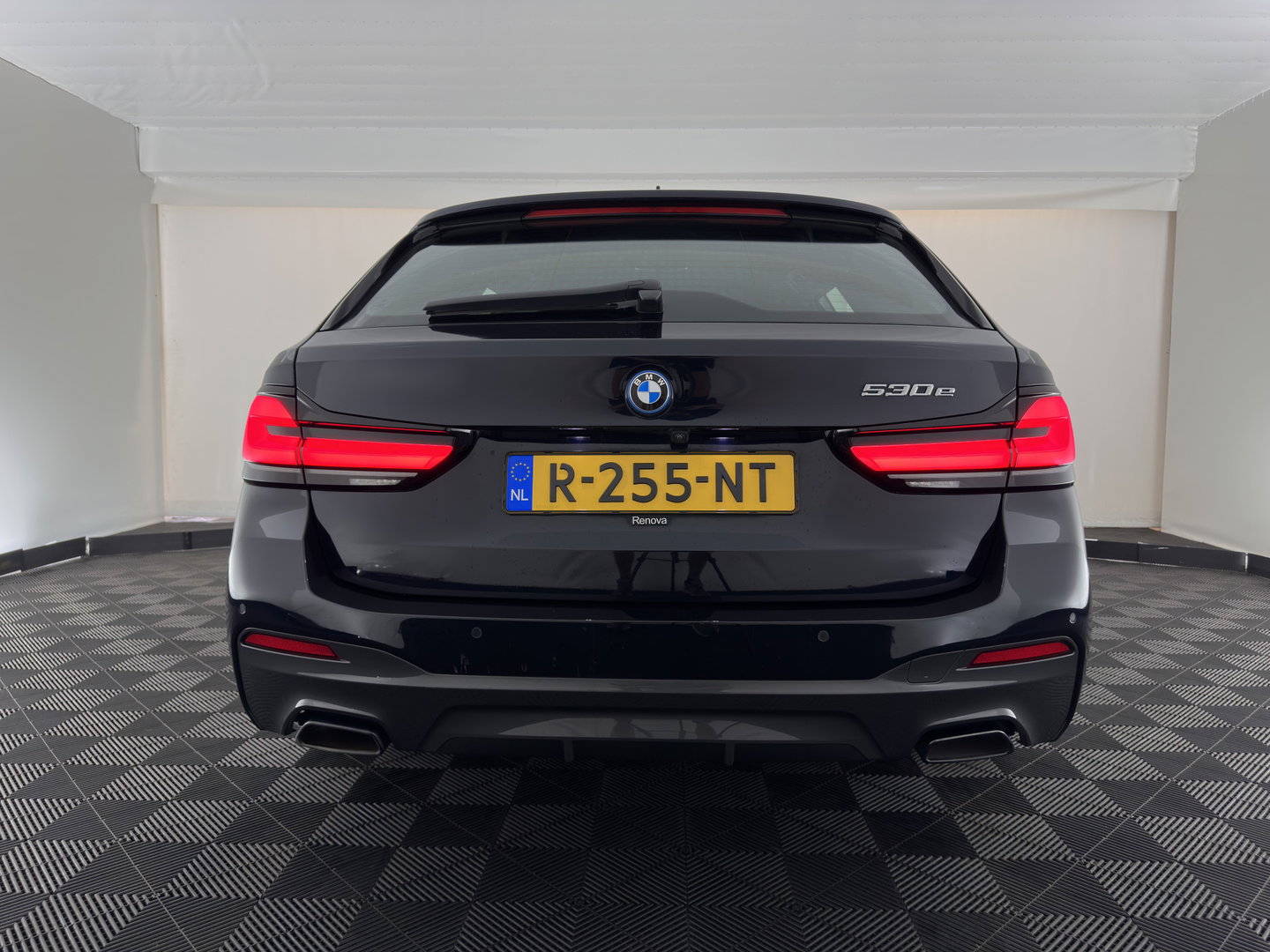 BMW 5 Serie Touring 530e Business Edition Plus M-Sportpack (Plug-in) (INCL.BTW) *HEAD-UP | LEATHER | LASER-LED | ADAPTIVE-CRUISE | BLIND-SPOT | MEMORY-PACK | DIGI-COCKPIT | HIFI-SOUND | CAMERA | NAVI-FULLMAP | PRIVACY-GLASS | SHIFT-PADDLES | AMBIENT-LIGHT | 18
