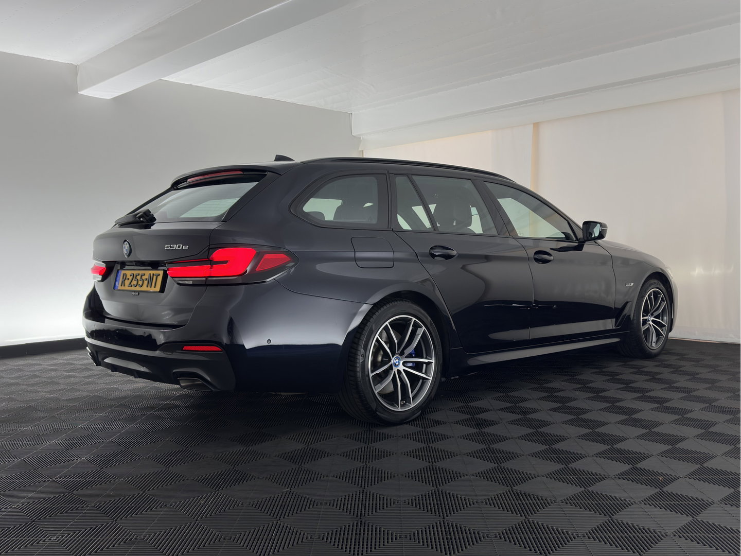 BMW 5 Serie Touring 530e Business Edition Plus M-Sportpack (Plug-in) (INCL.BTW) *HEAD-UP | LEATHER | LASER-LED | ADAPTIVE-CRUISE | BLIND-SPOT | MEMORY-PACK | DIGI-COCKPIT | HIFI-SOUND | CAMERA | NAVI-FULLMAP | PRIVACY-GLASS | SHIFT-PADDLES | AMBIENT-LIGHT | 18