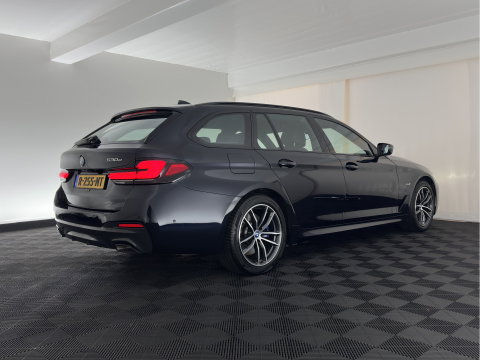 BMW 5 Serie Touring 530e Business Edition Plus M-Sportpack (Plug-in) (INCL.BTW) *HEAD-UP | LEATHER | LASER-LED | ADAPTIVE-CRUISE | BLIND-SPOT | MEMORY-PACK | DIGI-COCKPIT | HIFI-SOUND | CAMERA | NAVI-FULLMAP | PRIVACY-GLASS | SHIFT-PADDLES | AMBIENT-LIGHT | 18