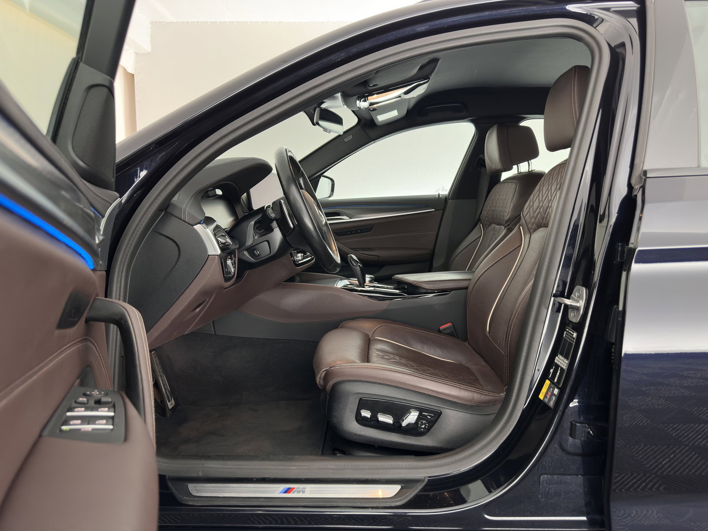 BMW 5 Serie Touring 530e Business Edition Plus M-Sportpack (Plug-in) (INCL.BTW) *HEAD-UP | LEATHER | LASER-LED | ADAPTIVE-CRUISE | BLIND-SPOT | MEMORY-PACK | DIGI-COCKPIT | HIFI-SOUND | CAMERA | NAVI-FULLMAP | PRIVACY-GLASS | SHIFT-PADDLES | AMBIENT-LIGHT | 18