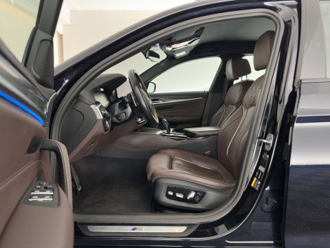BMW 5 Serie Touring 530e Business Edition Plus M-Sportpack (Plug-in) (INCL.BTW) *HEAD-UP | LEATHER | LASER-LED | ADAPTIVE-CRUISE | BLIND-SPOT | MEMORY-PACK | DIGI-COCKPIT | HIFI-SOUND | CAMERA | NAVI-FULLMAP | PRIVACY-GLASS | SHIFT-PADDLES | AMBIENT-LIGHT | 18