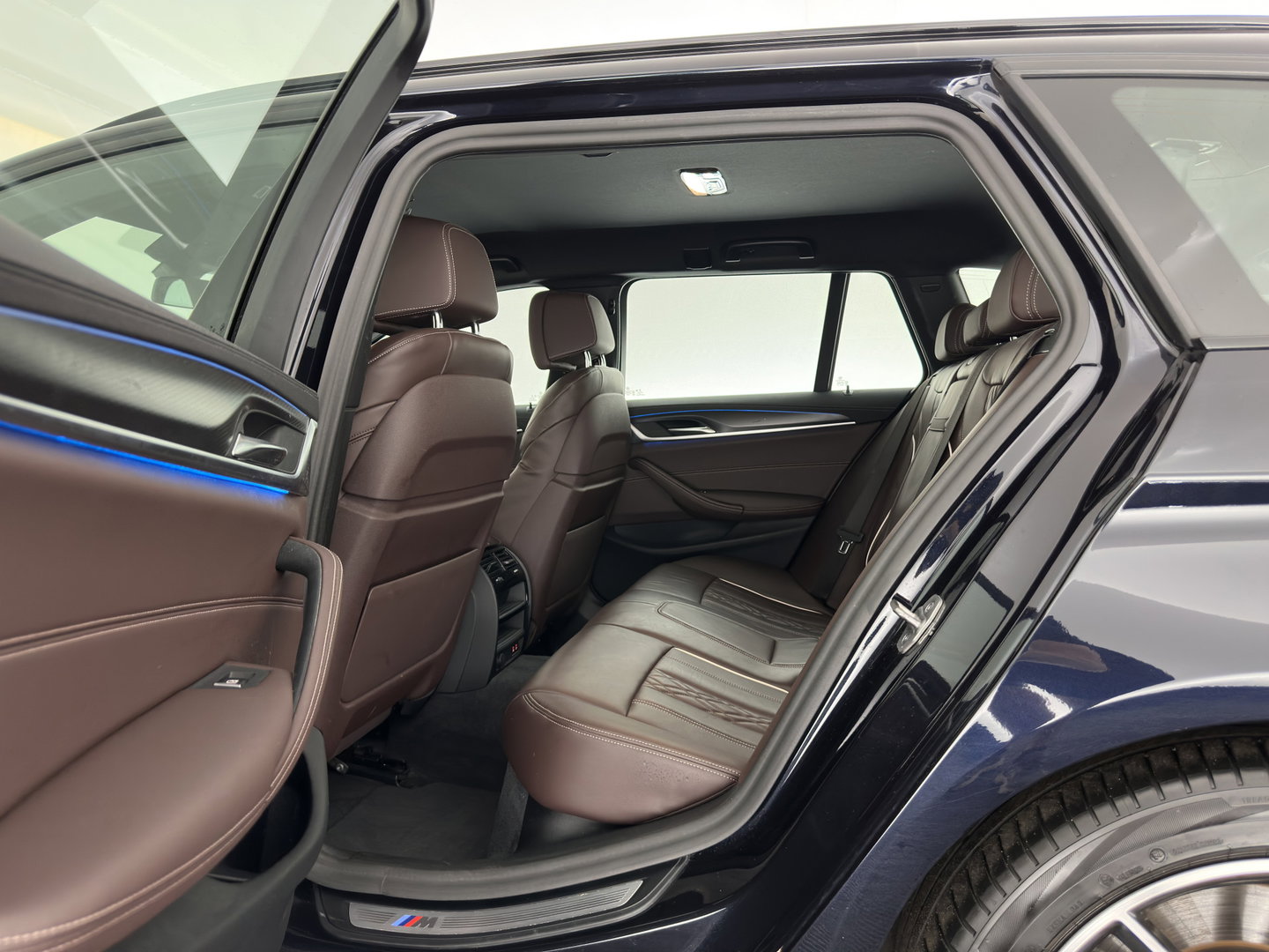 BMW 5 Serie Touring 530e Business Edition Plus M-Sportpack (Plug-in) (INCL.BTW) *HEAD-UP | LEATHER | LASER-LED | ADAPTIVE-CRUISE | BLIND-SPOT | MEMORY-PACK | DIGI-COCKPIT | HIFI-SOUND | CAMERA | NAVI-FULLMAP | PRIVACY-GLASS | SHIFT-PADDLES | AMBIENT-LIGHT | 18