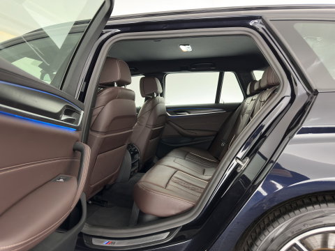 BMW 5 Serie Touring 530e Business Edition Plus M-Sportpack (Plug-in) (INCL.BTW) *HEAD-UP | LEATHER | LASER-LED | ADAPTIVE-CRUISE | BLIND-SPOT | MEMORY-PACK | DIGI-COCKPIT | HIFI-SOUND | CAMERA | NAVI-FULLMAP | PRIVACY-GLASS | SHIFT-PADDLES | AMBIENT-LIGHT | 18