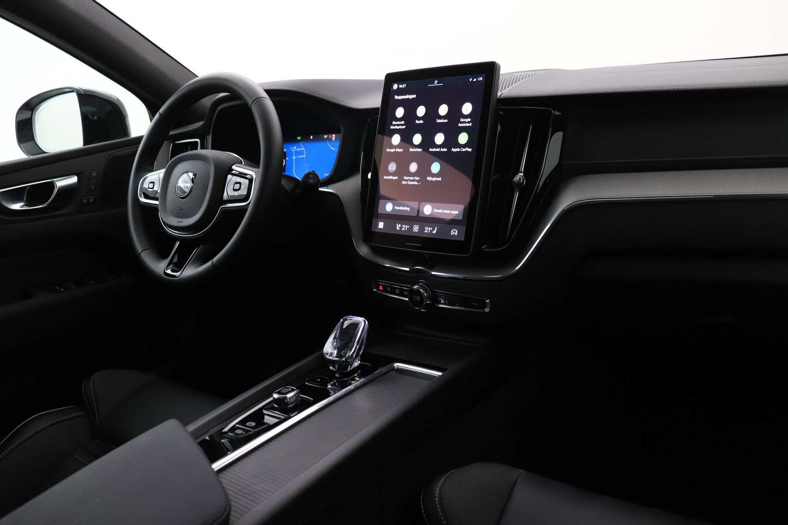 Volvo XC60 T6 Ultra Black Edition | Harman/Kardon | Panoramadak | ACC | Trekhaak | 360° Camera | Stoel+Stuurverwarming | 21 Inch
