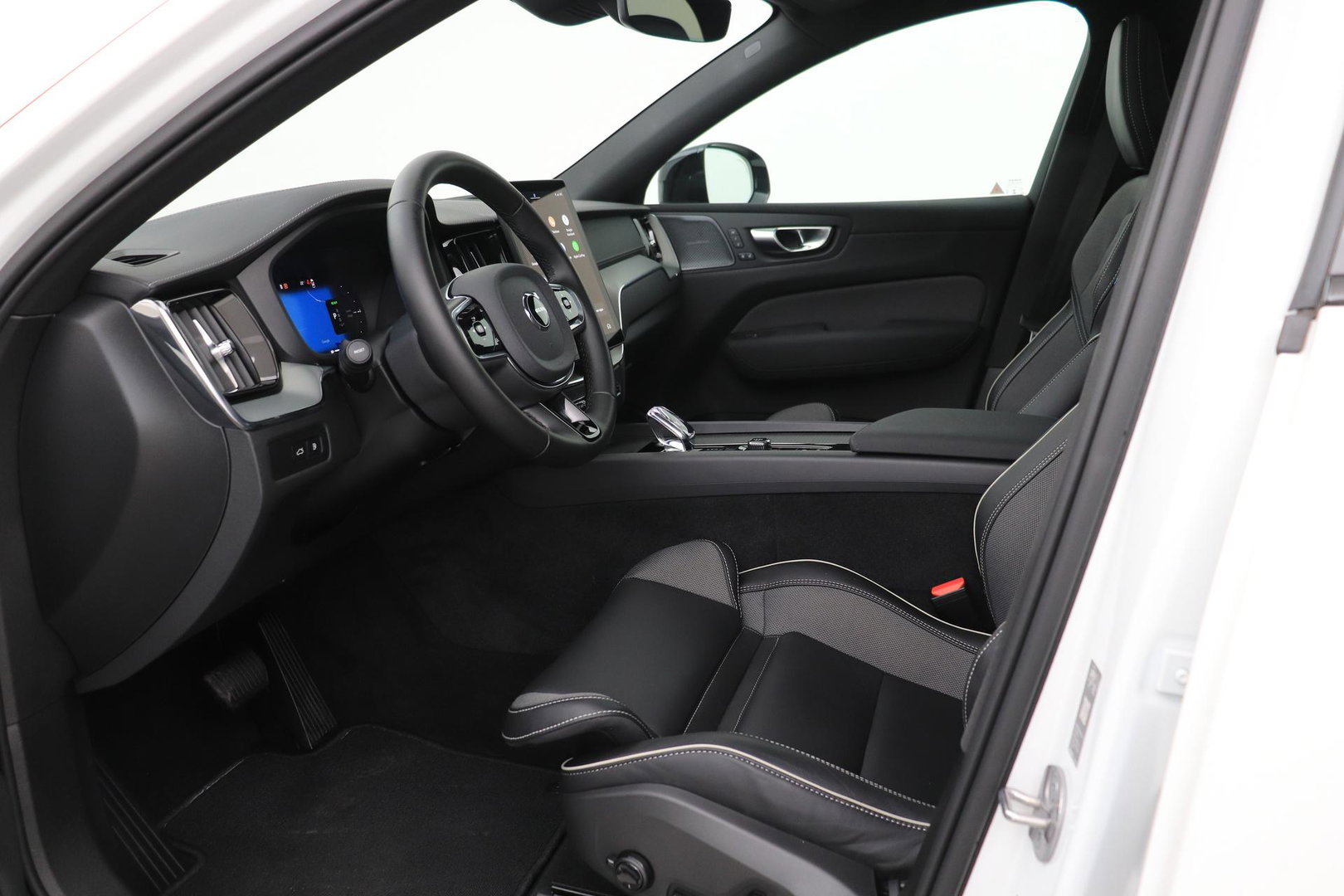 Volvo XC60 T6 Ultra Black Edition | Harman/Kardon | Panoramadak | ACC | Trekhaak | 360° Camera | Stoel+Stuurverwarming | 21 Inch