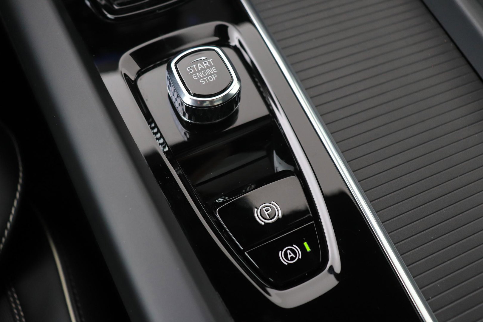 Volvo XC60 T6 Ultra Black Edition | Harman/Kardon | Panoramadak | ACC | Trekhaak | 360° Camera | Stoel+Stuurverwarming | 21 Inch