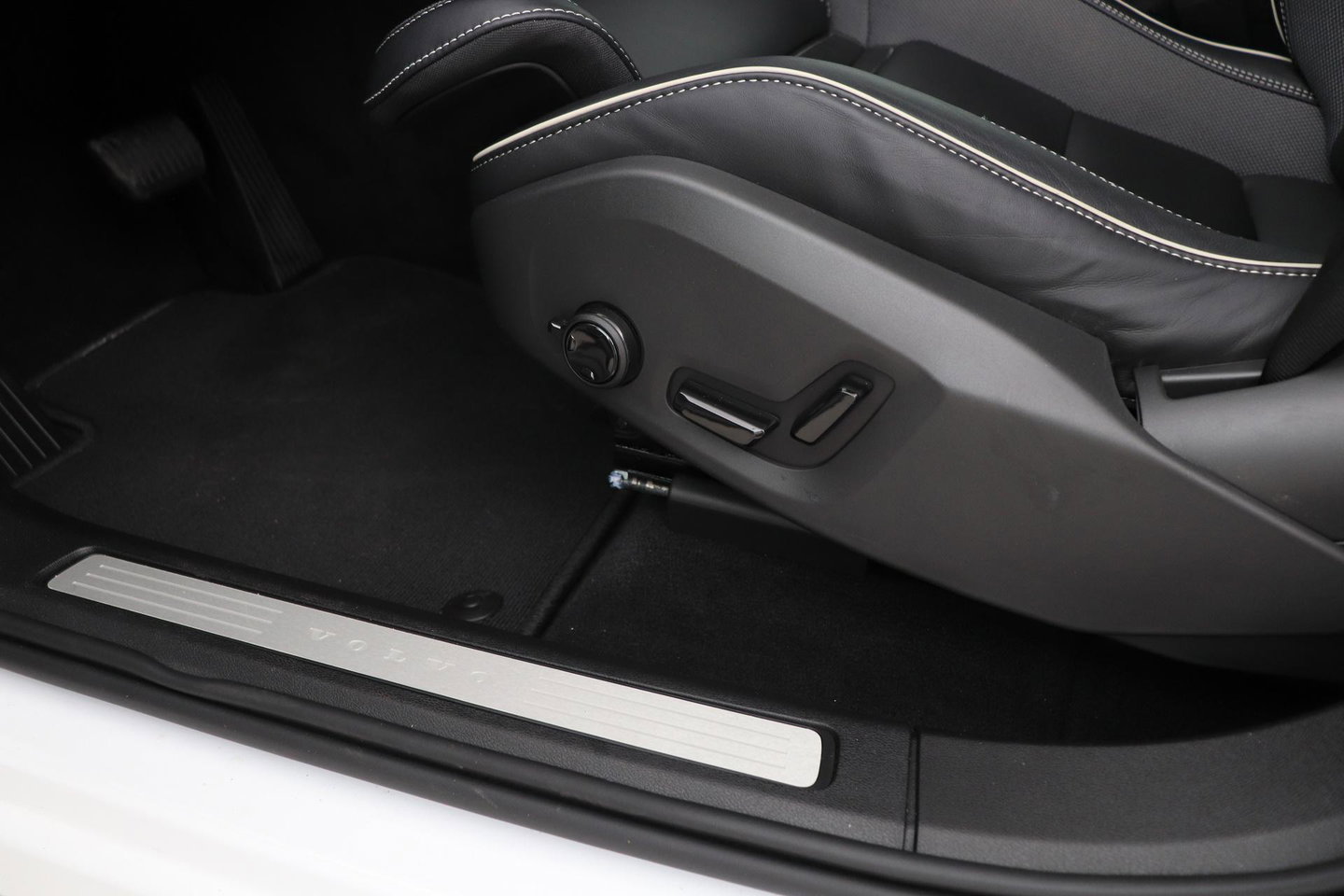 Volvo XC60 T6 Ultra Black Edition | Harman/Kardon | Panoramadak | ACC | Trekhaak | 360° Camera | Stoel+Stuurverwarming | 21 Inch