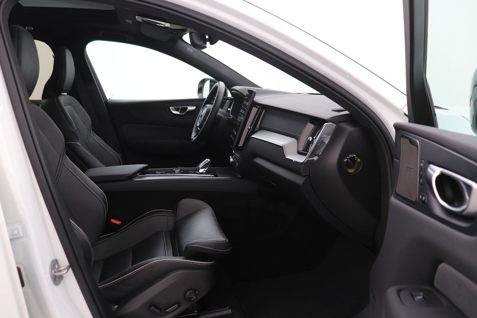 Volvo XC60 T6 Ultra Black Edition | Harman/Kardon | Panoramadak | ACC | Trekhaak | 360° Camera | Stoel+Stuurverwarming | 21 Inch