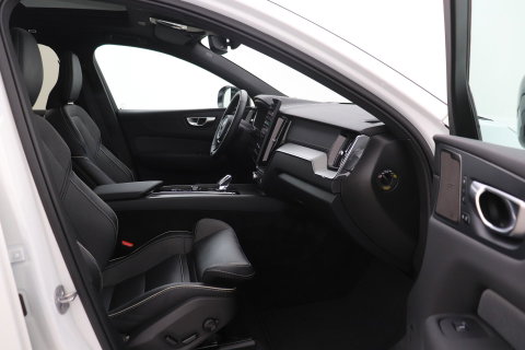 Volvo XC60 T6 Ultra Black Edition | Harman/Kardon | Panoramadak | ACC | Trekhaak | 360° Camera | Stoel+Stuurverwarming | 21 Inch