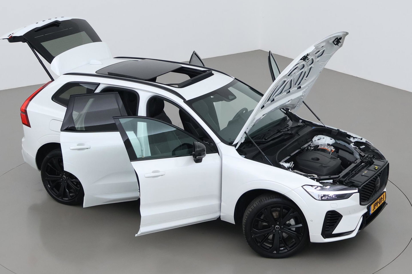 Volvo XC60 T6 Ultra Black Edition | Harman/Kardon | Panoramadak | ACC | Trekhaak | 360° Camera | Stoel+Stuurverwarming | 21 Inch