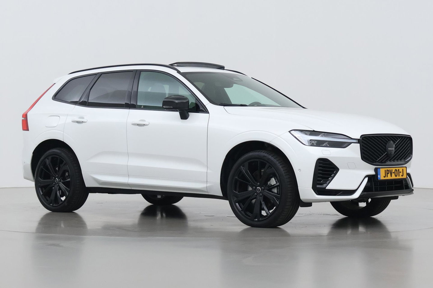 Volvo XC60 T6 Ultra Black Edition | Harman/Kardon | Panoramadak | ACC | Trekhaak | 360° Camera | Stoel+Stuurverwarming | 21 Inch