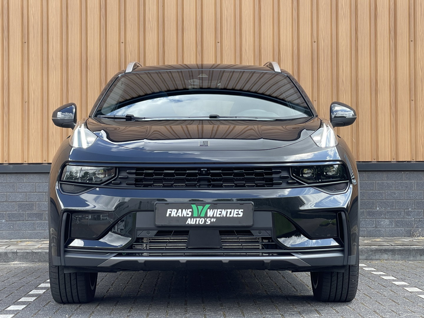 Lynk & Co 01 1.5 | Black Pakket Optioneel | Zwarte Hemel | Panoramadak | Adaptive Cruise Control | 360 Camera | Keyless | Elektrische Bestuurdersstoel + Geheugen | Parkeersensoren | Apple Ca
