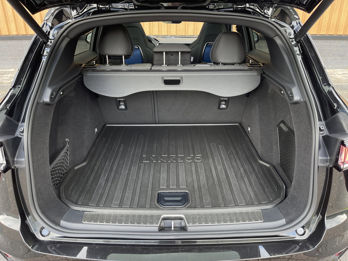 Lynk & Co 01 1.5 | Black Pakket Optioneel | Zwarte Hemel | Panoramadak | Adaptive Cruise Control | 360 Camera | Keyless | Elektrische Bestuurdersstoel + Geheugen | Parkeersensoren | Apple Ca