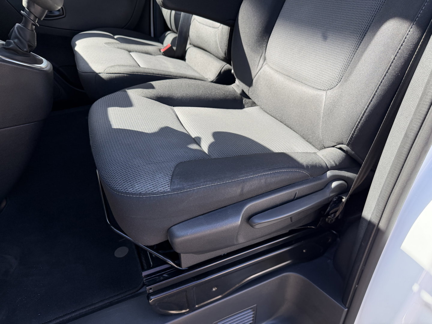 Renault Trafic 2.0 dCi 120pk T29 L2H1 Comfort / vaste prijs rijklaar € 19.950 ex btw / euro 6 / bpm vrij / lease vanaf € 336 / airco / cruise / navi / camera / lichtmetalen velgen / nieuwe koppeling !