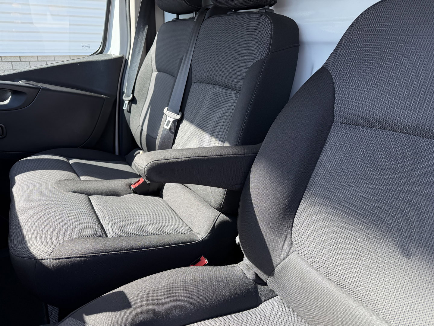 Renault Trafic 2.0 dCi 120pk T29 L2H1 Comfort / vaste prijs rijklaar € 19.950 ex btw / euro 6 / bpm vrij / lease vanaf € 336 / airco / cruise / navi / camera / lichtmetalen velgen / nieuwe koppeling !