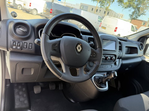 Renault Trafic 2.0 dCi 120pk T29 L2H1 Comfort / vaste prijs rijklaar € 19.950 ex btw / euro 6 / bpm vrij / lease vanaf € 336 / airco / cruise / navi / camera / lichtmetalen velgen / nieuwe koppeling !