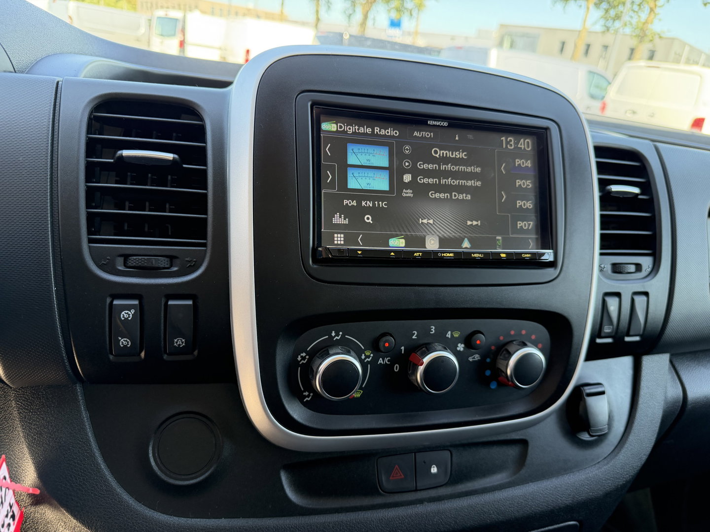 Renault Trafic 2.0 dCi 120pk T29 L2H1 Comfort / vaste prijs rijklaar € 19.950 ex btw / euro 6 / bpm vrij / lease vanaf € 336 / airco / cruise / navi / camera / lichtmetalen velgen / nieuwe koppeling !