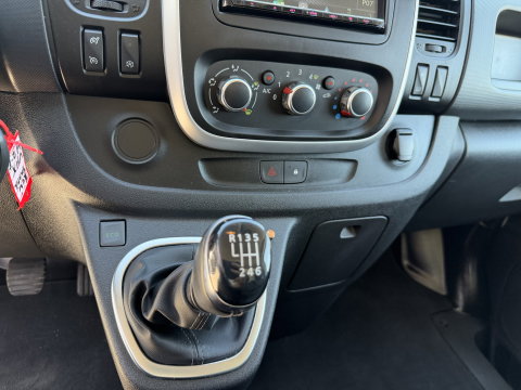 Renault Trafic 2.0 dCi 120pk T29 L2H1 Comfort / vaste prijs rijklaar € 19.950 ex btw / euro 6 / bpm vrij / lease vanaf € 336 / airco / cruise / navi / camera / lichtmetalen velgen / nieuwe koppeling !