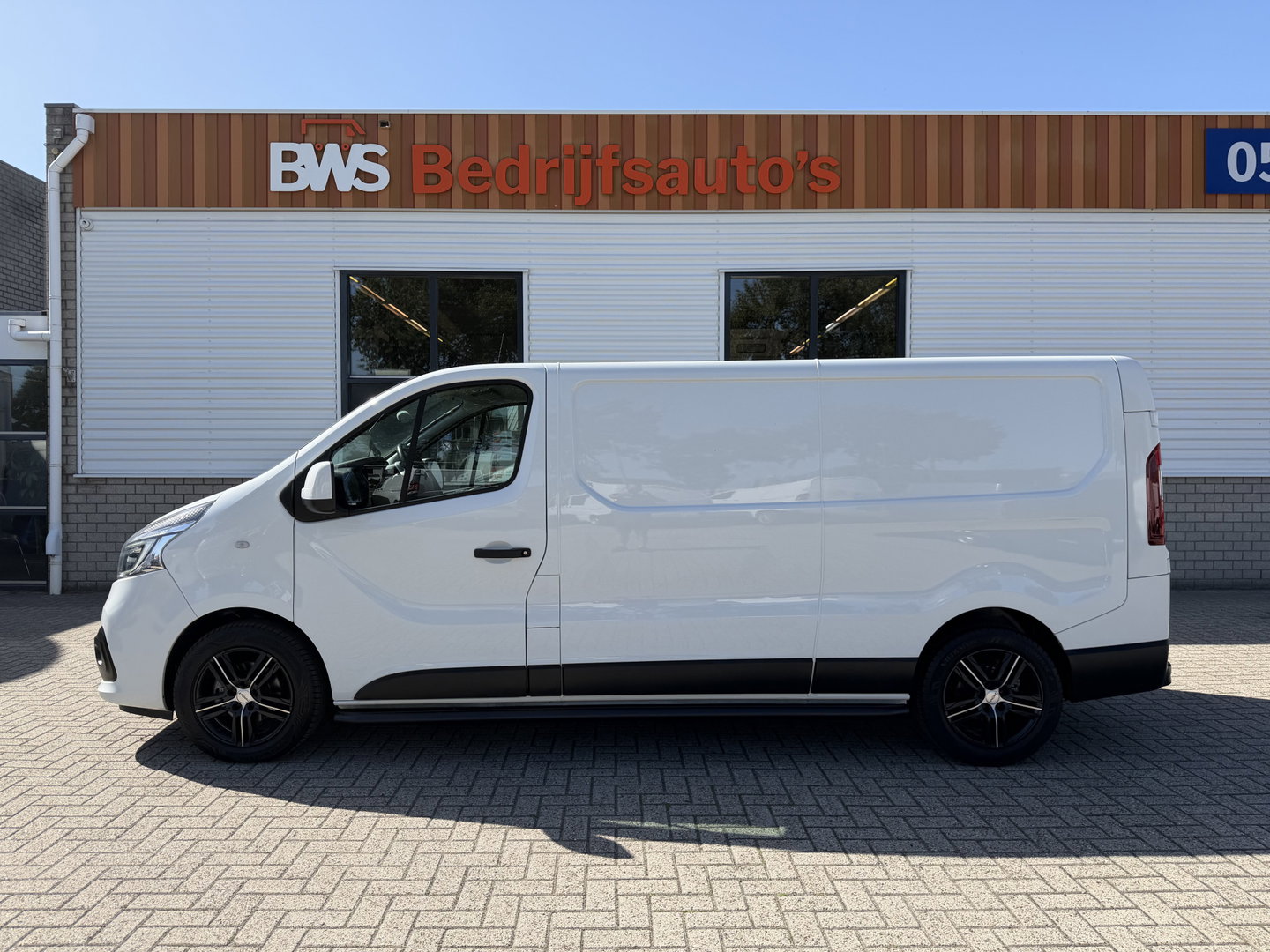 Renault Trafic 2.0 dCi 120pk T29 L2H1 Comfort / vaste prijs rijklaar € 19.950 ex btw / euro 6 / bpm vrij / lease vanaf € 336 / airco / cruise / navi / camera / lichtmetalen velgen / nieuwe koppeling !