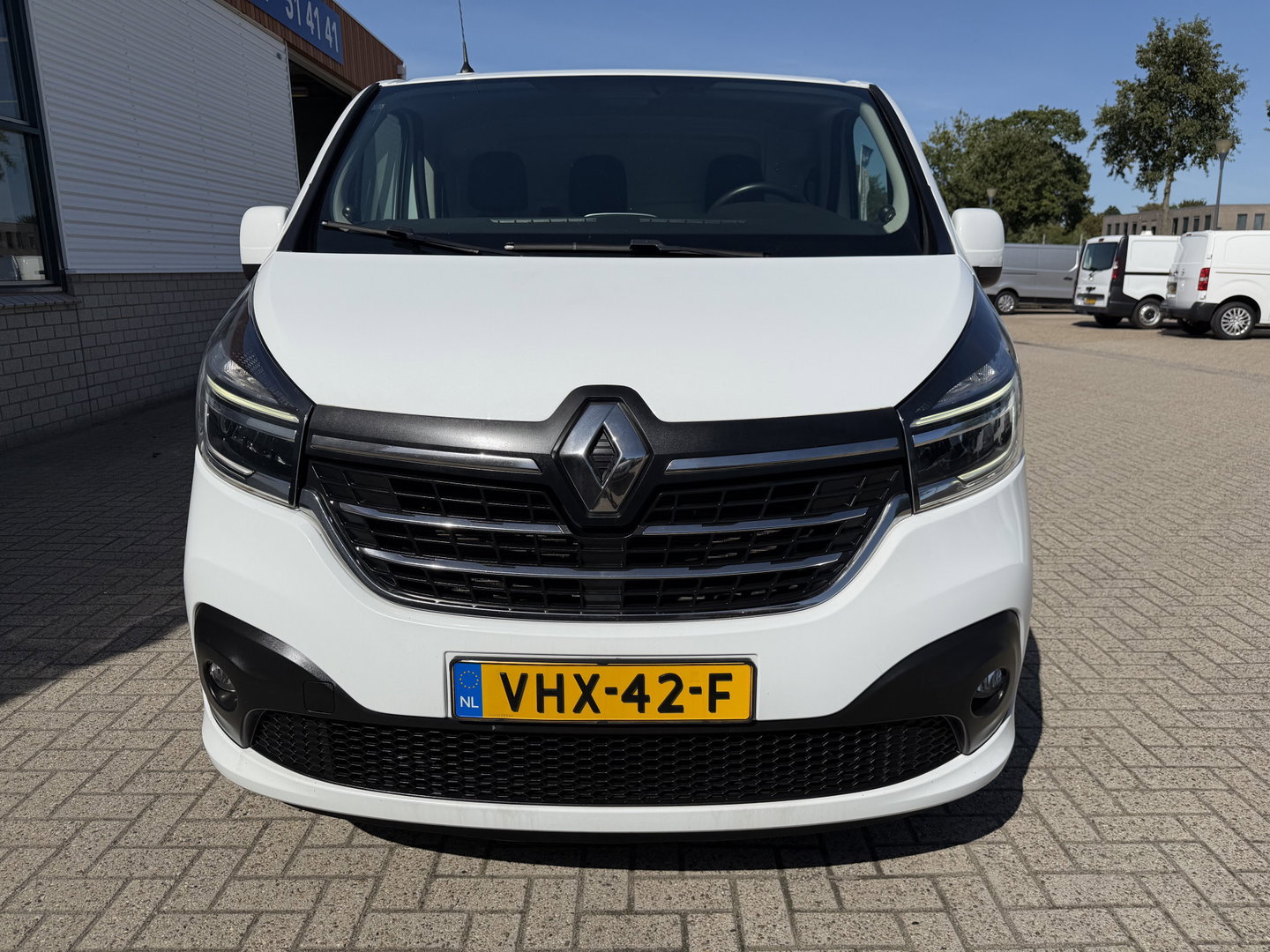 Renault Trafic 2.0 dCi 120pk T29 L2H1 Comfort / vaste prijs rijklaar € 19.950 ex btw / euro 6 / bpm vrij / lease vanaf € 336 / airco / cruise / navi / camera / lichtmetalen velgen / nieuwe koppeling !